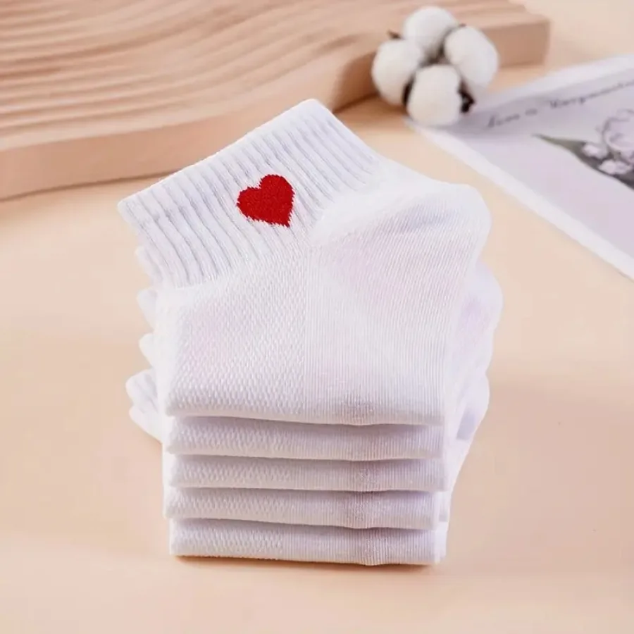 ハート型のデザインが施された白いハート型の靴下15足、サッカーなどのスポーツに適しており、秋と冬の着用に適しています。