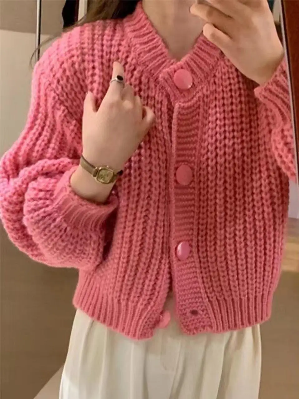 

A laid-back candy-colored short sweater, a new Korean-style casual and fashionable round-neck top knitted sweater