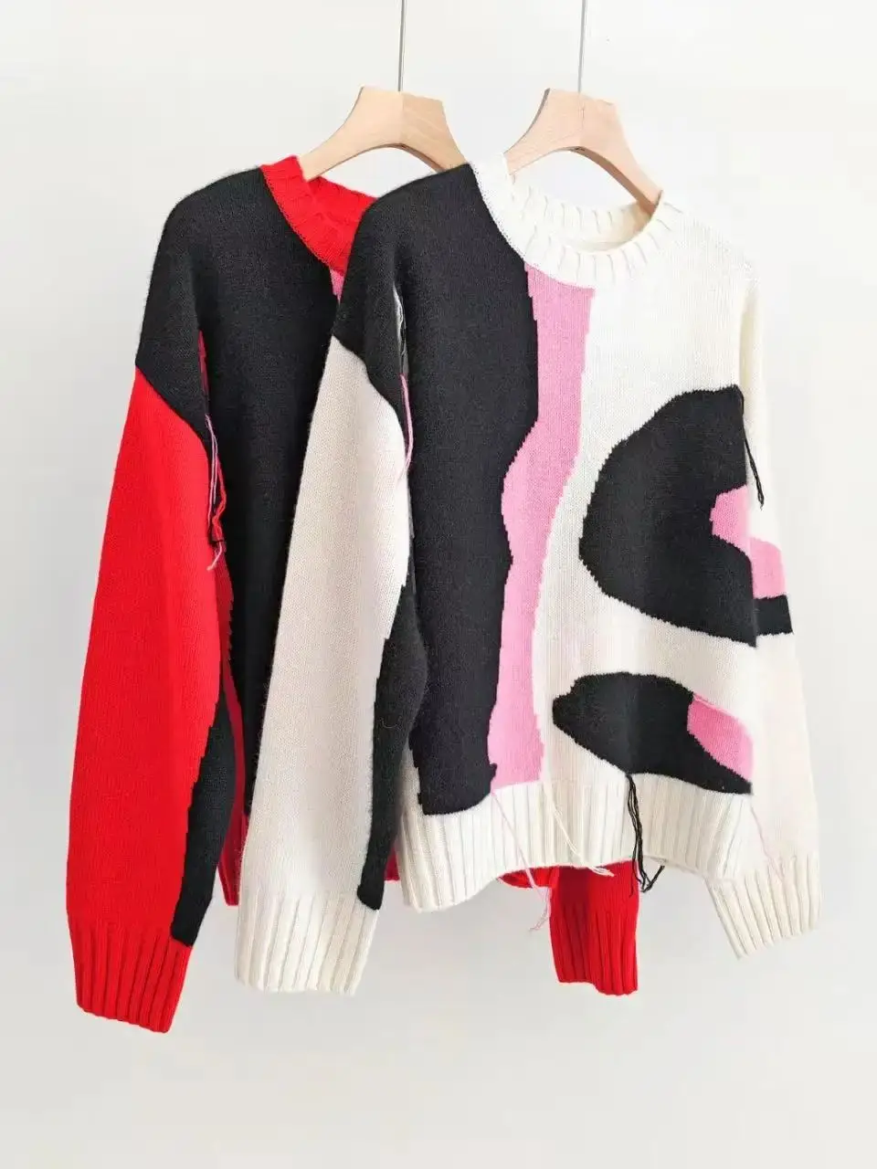 

Элегантный свободный свитер из чистого кашемира большого размера с цветными вставками.