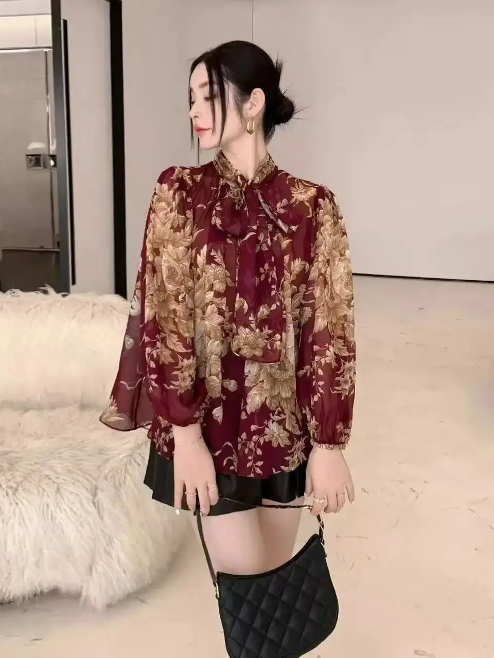 Böhmische Damenbluse aus 100 % Seide mit Blumendruck und Schleifenkragen