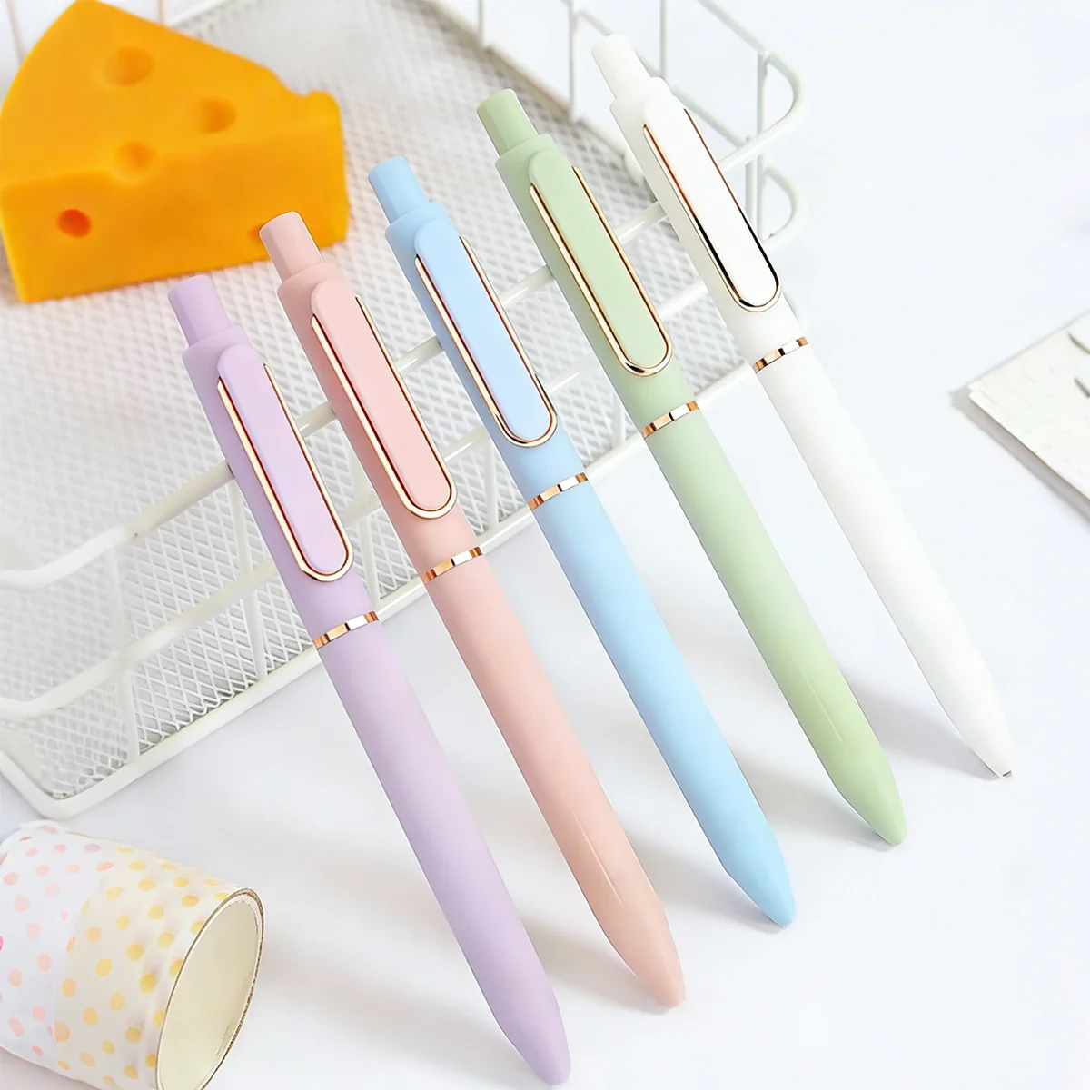 

Ballpoint Pens and Writing Pens Are Suitable as Birthday Gifts, Back-to-School Gifts. Available in a Variety of Colors.