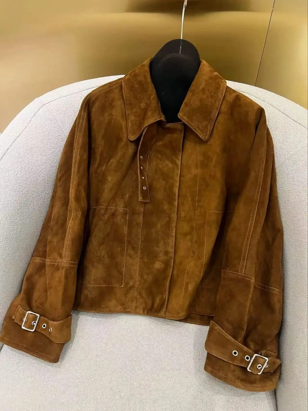 カジュアルで上品なショート丈のレディース本革スエードジャケット