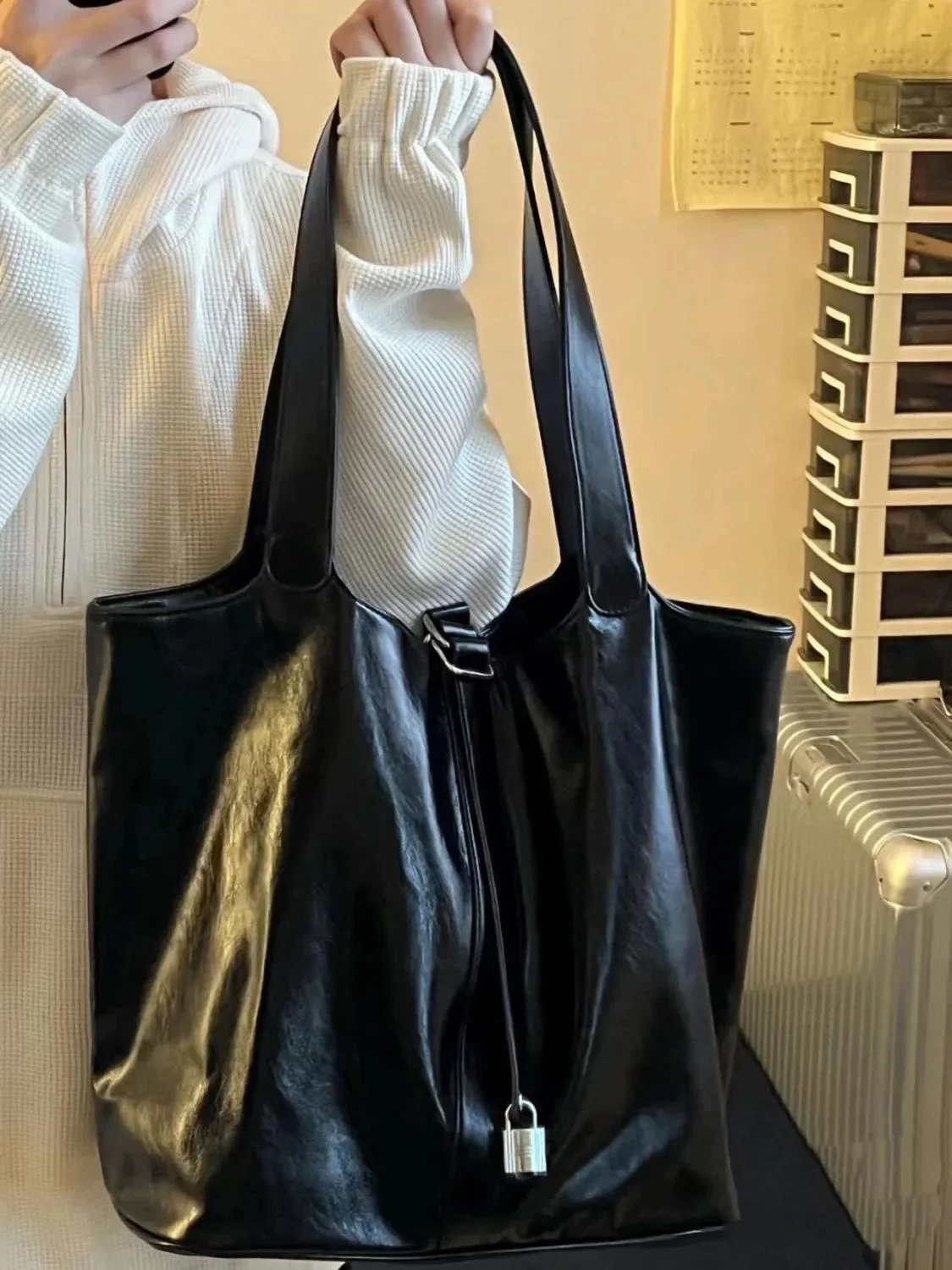 Czarne torby na ramię w stylu Vintage dla kobiet o dużej pojemności miękka torba do pracy damska Retro prosta duży torebka damska typu Bucket do noszenia — zdjęcie 2