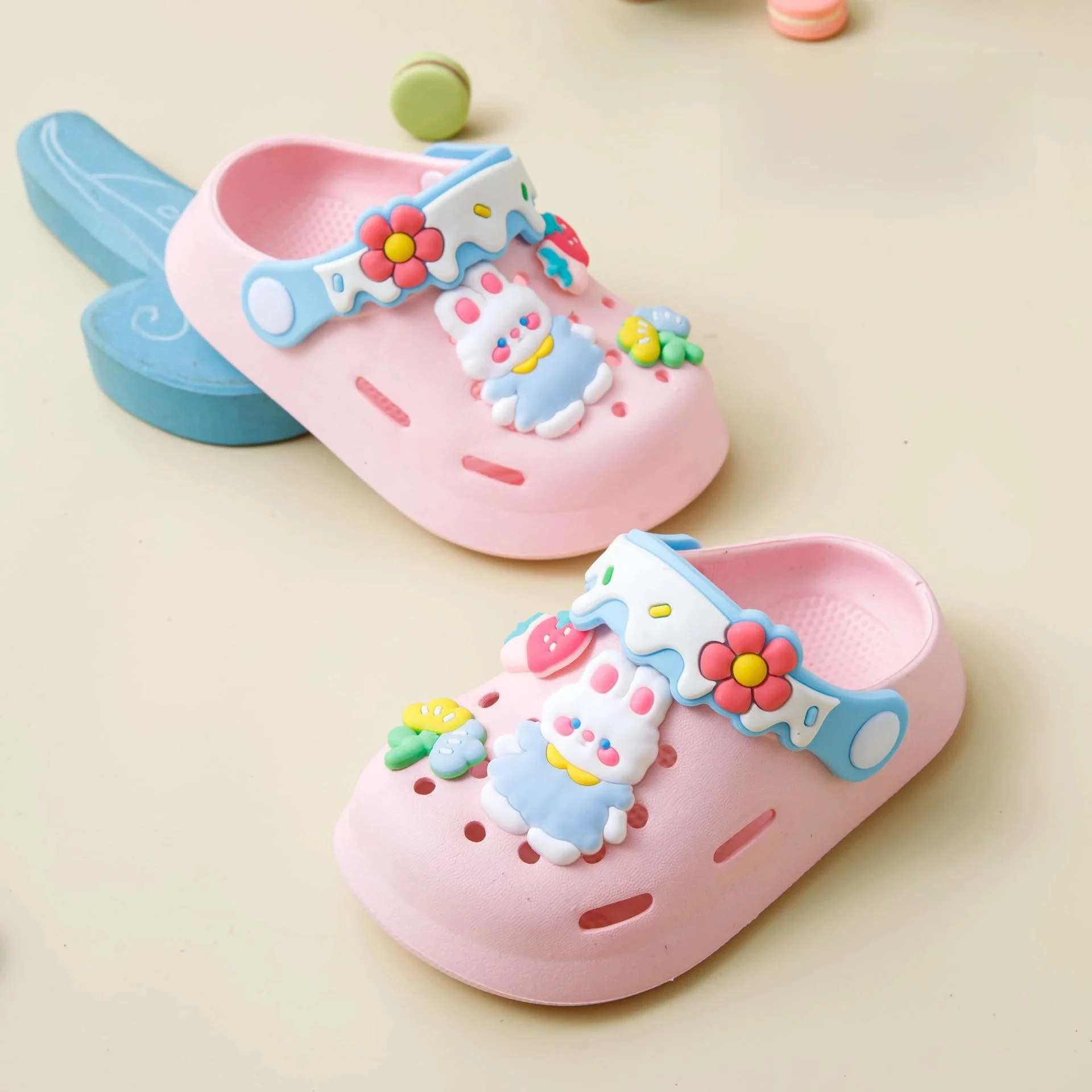 Buty ogrodowe dla dziewczynek chodaki z miękką podeszwą dla dziecka oddychające antypoślizgowe sandały plażowe wewnątrz i na zewnątrz modny uroczy króliczek z kreskówek — zdjęcie 2