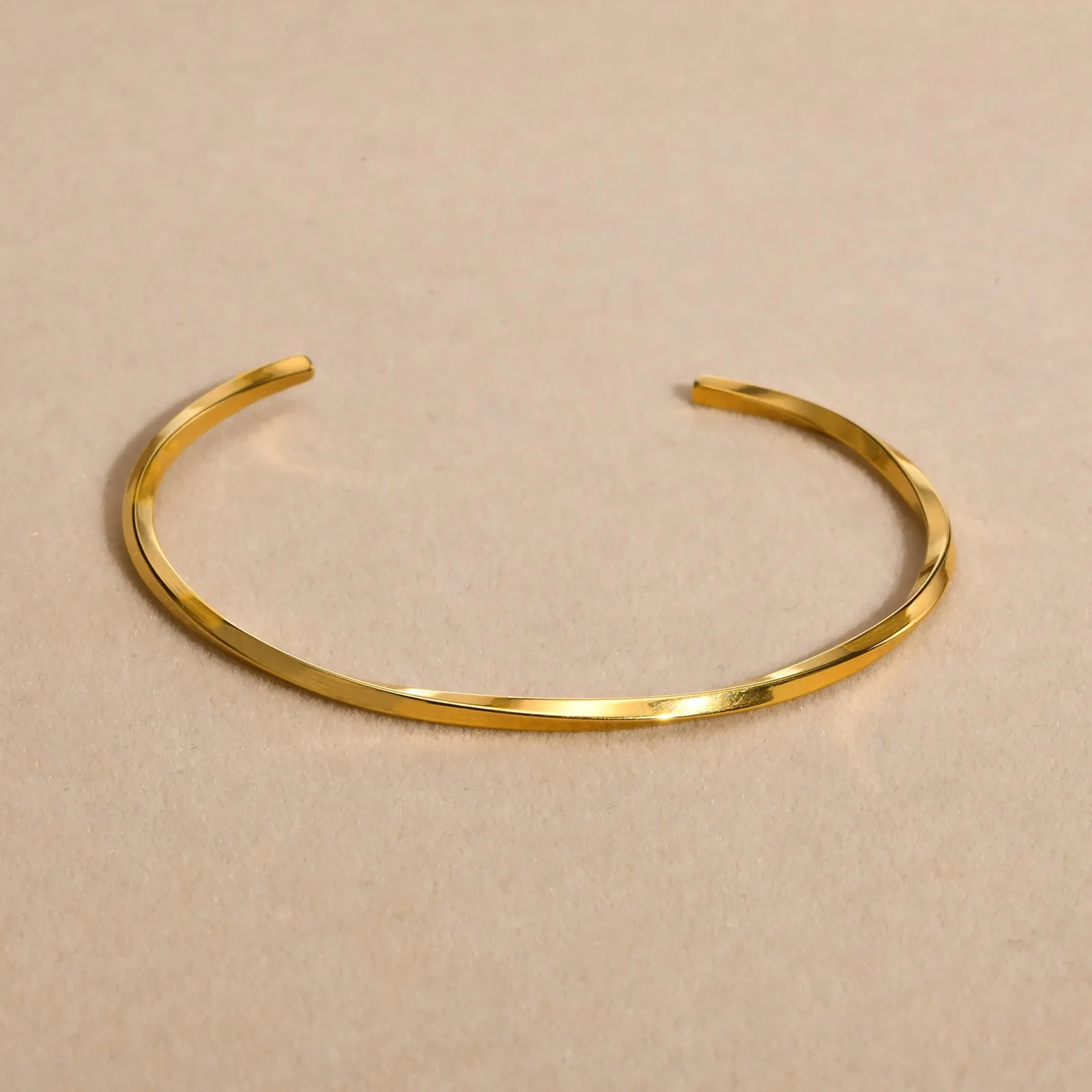 Vnox Chic Mobius Cuff Bangle Bransoletki Kobiety Mężczyźni, złoty kolor Wodoodporna cienka 4MM skręcona opaska ze stali nierdzewnej Biżuteria na prezent — zdjęcie 2