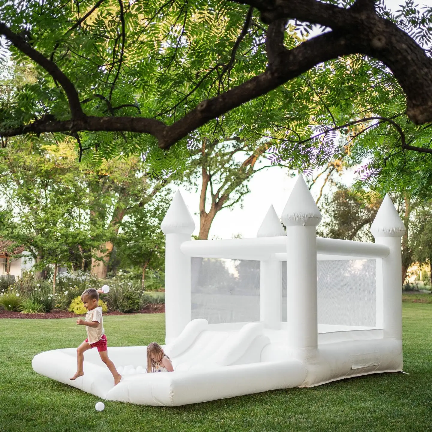 Casa de salto de castelo branco de PVC resistente de 13 pés com poço de bola e casinha de bolha de balão de trampolim de salto de 10 pés para festa no quintal