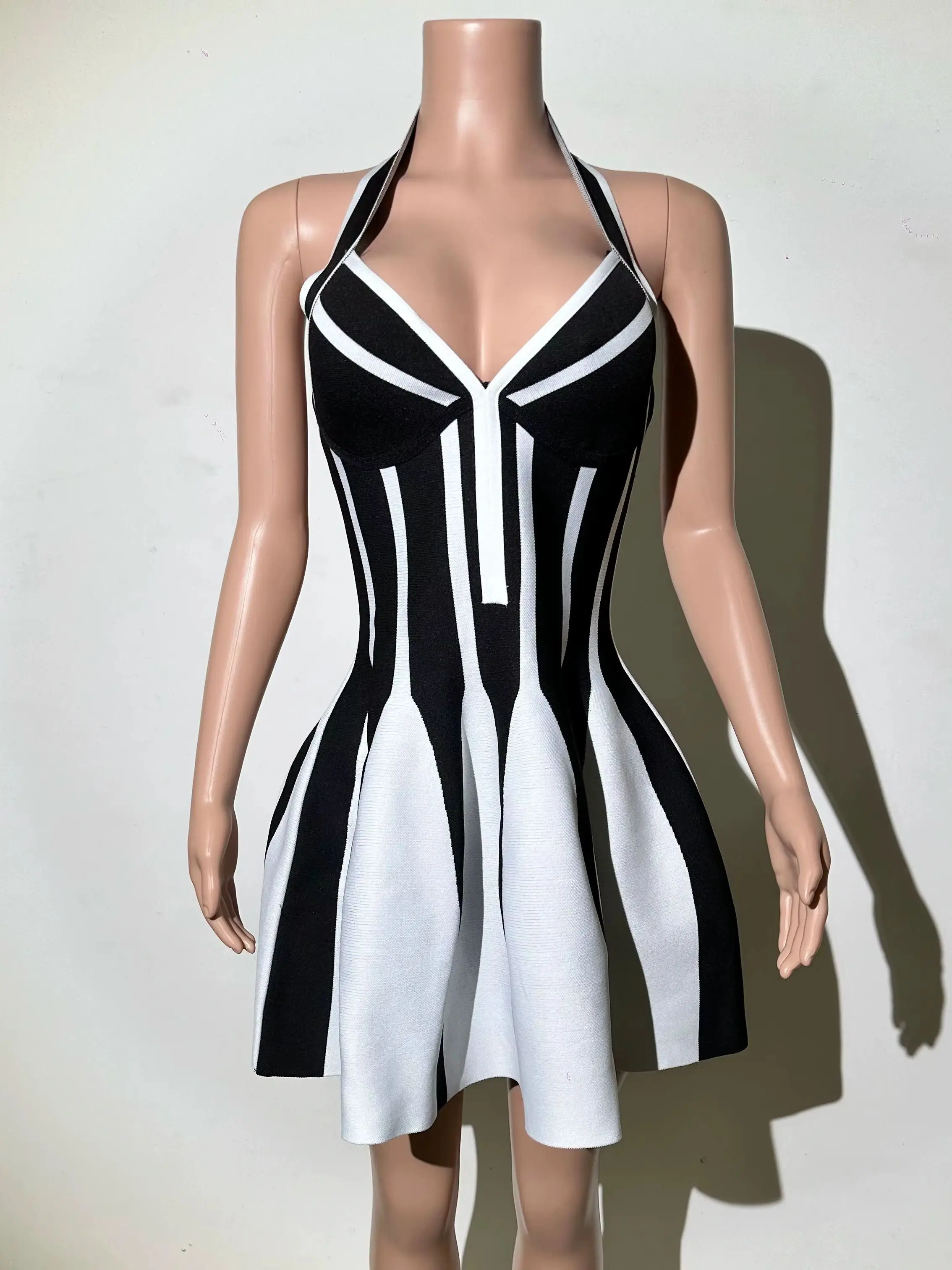 Robe à bandes de haute qualité, élégante et sexy, rayures contrastées noires et blanches, dos nu, col suspendu, robe de dîner