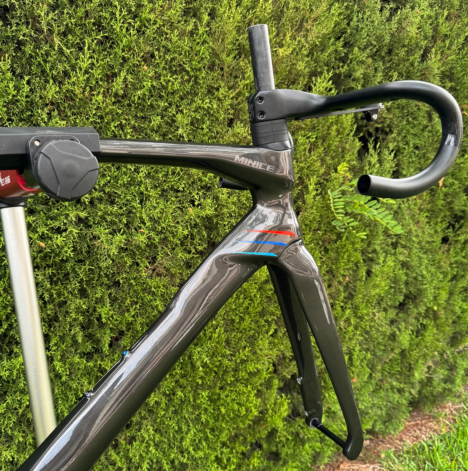 Minice Aerodynamischer EPS-geformter Carbonrahmen mit Scheibenbremse, max. 700*32C, AERO Rennrad-Rahmenset, BSA, vollständig interne Kabelführung, Lenker, DI2, mechanisch – Detail 30