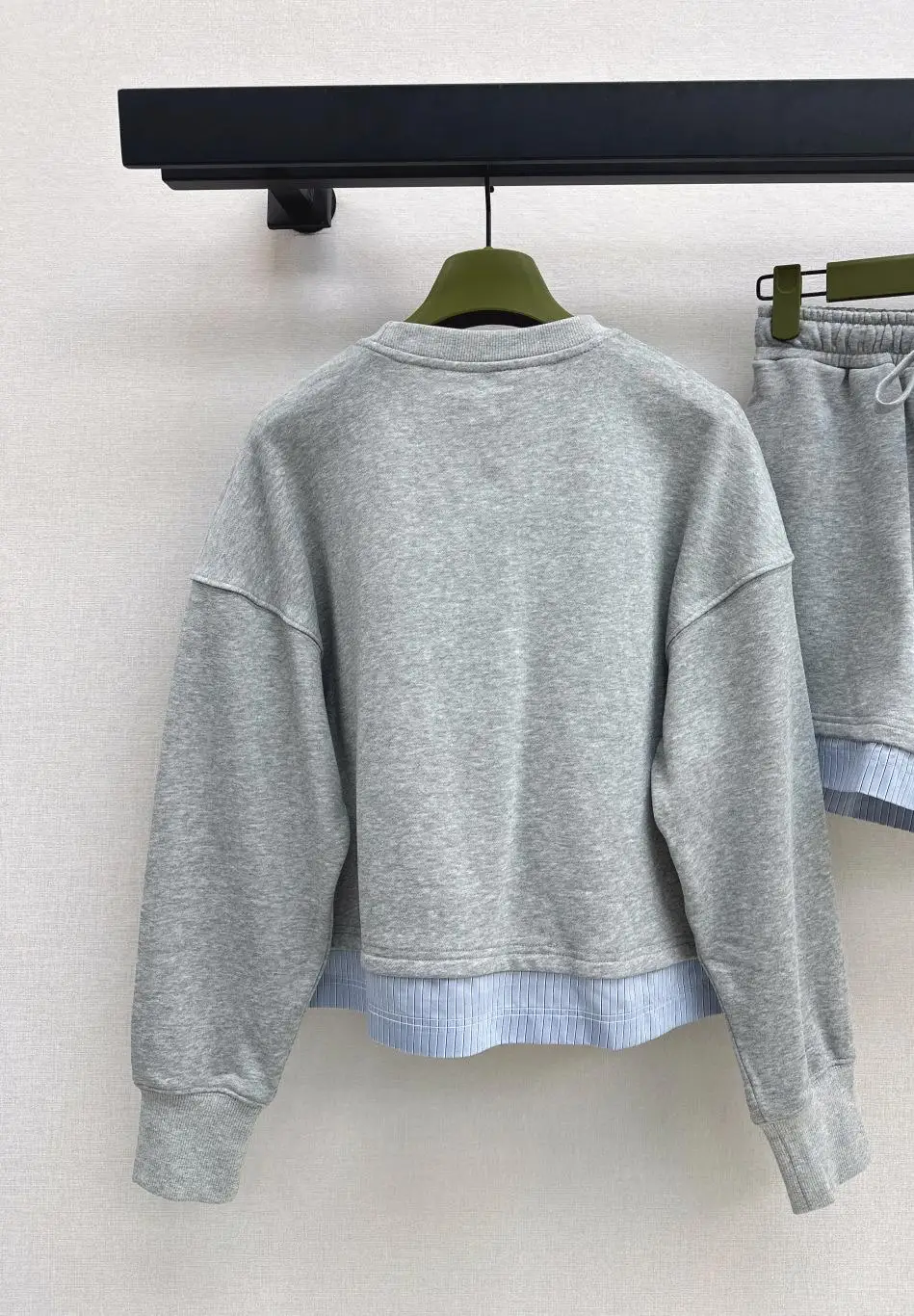 

2025 Women's Colorblock Crew Neck Knit Hoodie & Shorts Two-Piece Set, Casual Summer Essentials