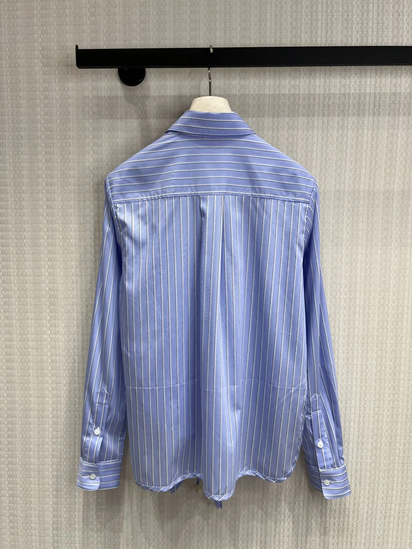

2026 New Women's Classic Blue And White Vertical Striped Shirt Refreshing Commuter Style