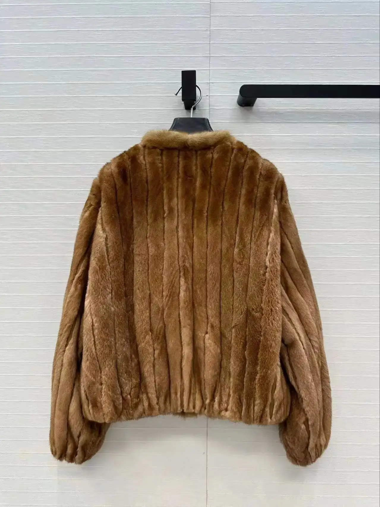 معطف فرو منك أصلي فاخر مرصع يدويًا برقبة على شكل حرف V ومطرز بالكامل