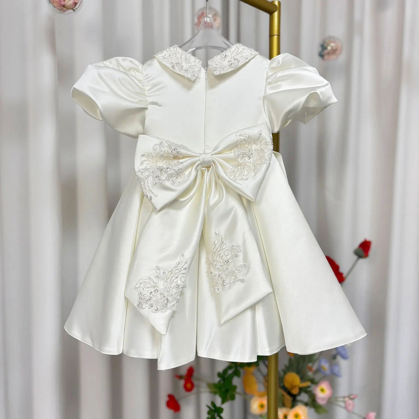 夢のような誓い J810 エレガントなOネック刺繍入りサテンフラワーガールドレス、リボン付き半袖ウェディングパーティー、初聖体拝領式、舞踏会用ガウン