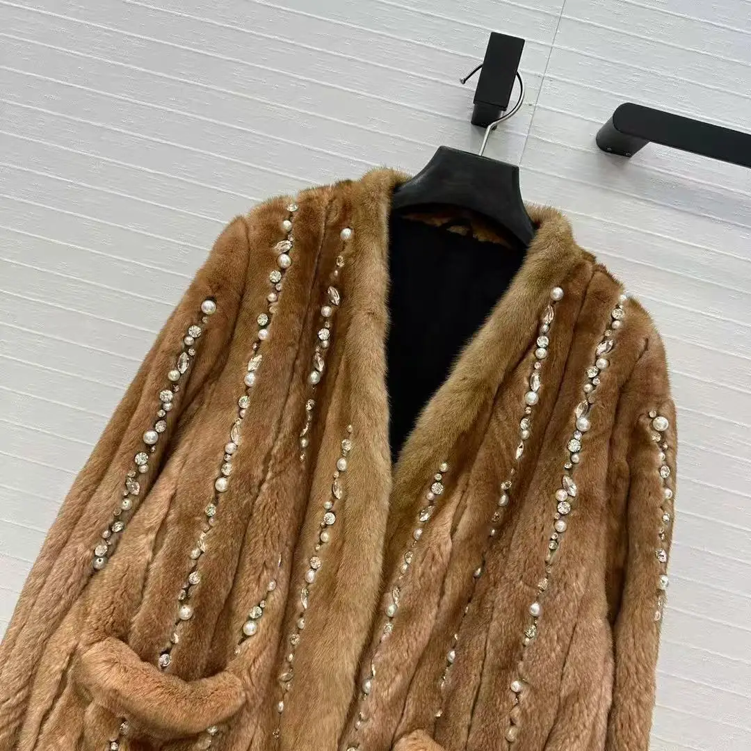 معطف فرو منك أصلي فاخر مرصع يدويًا برقبة على شكل حرف V ومطرز بالكامل