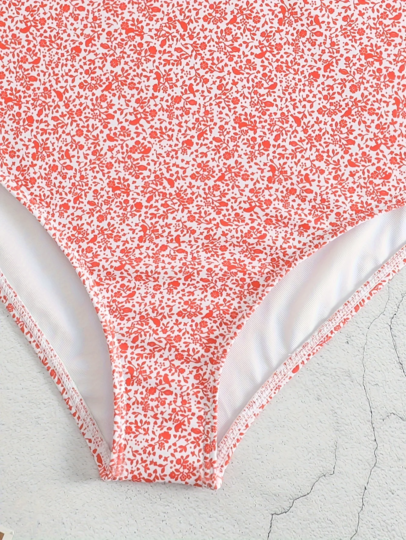 Questo set bikini da donna con stampa floreale in stile europeo e americano primavera/estate 2026 è la scelta perfetta per le vacanze estive.