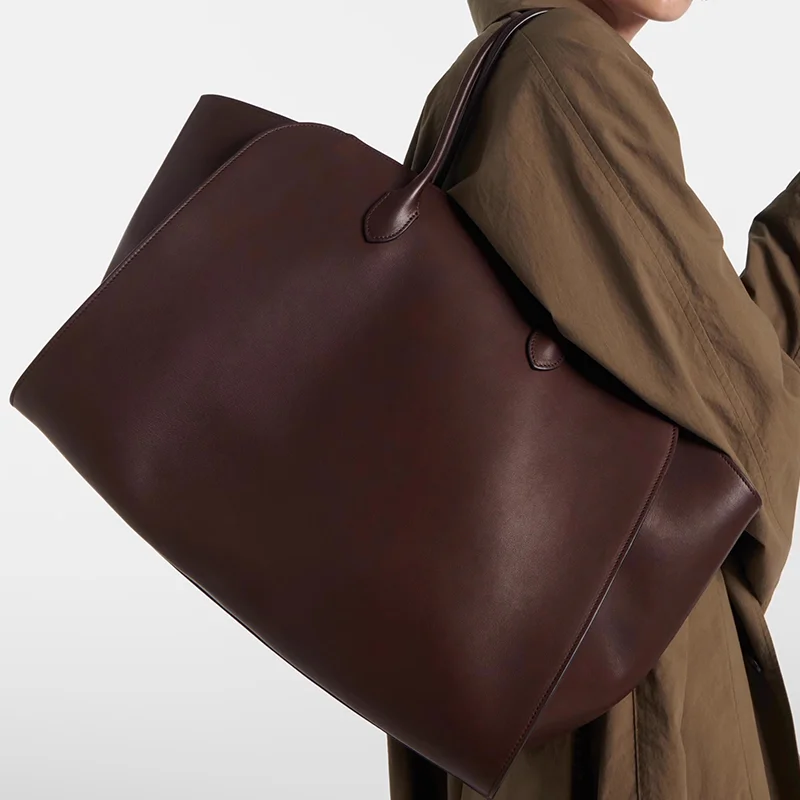 

The 2025 new niche designer handbag for women, a portable crossbody bag with large capacity for commuting
