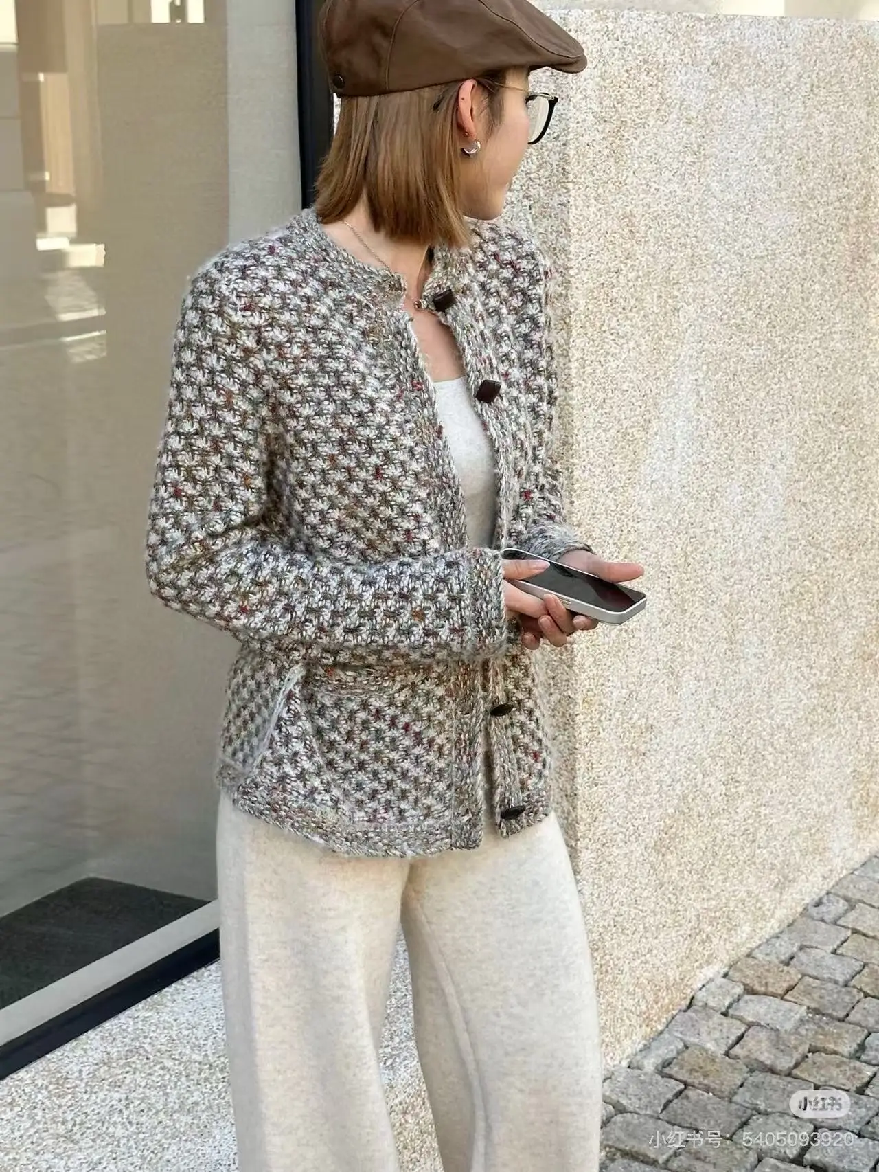 

Luxurious silk-cashmere knitted cardigan with leather buckles