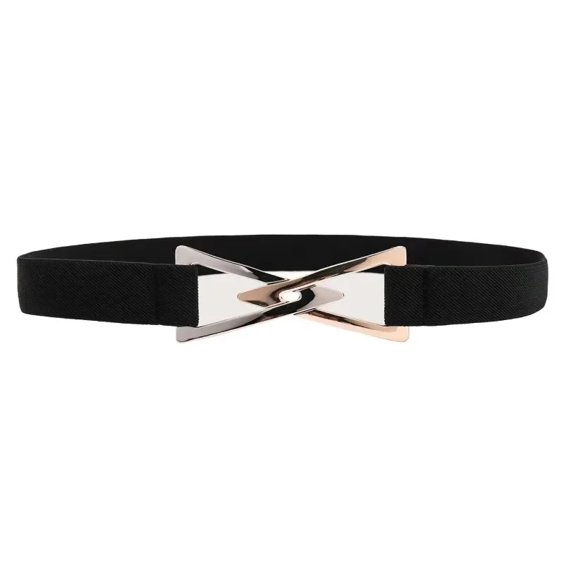 Une ceinture élastique noire à boucle triangulaire pour femme avec un effet de serrage et de mise en forme de la taille
