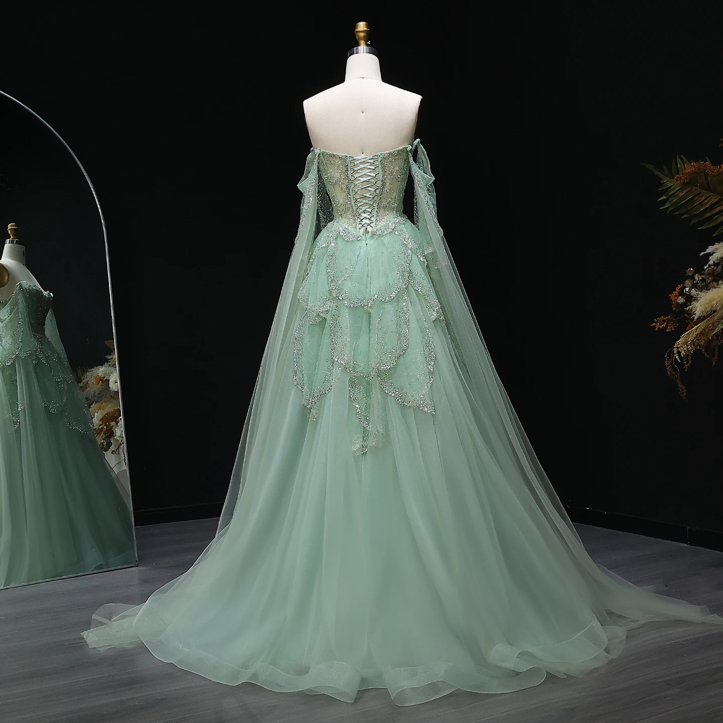 Sharon Said Luxuriöses Salbeigrünes Schulterfreies Abendkleid mit Cape-Ärmeln für Damen Hochzeitsfeier SS215 Maßanfertigung – Detail 9