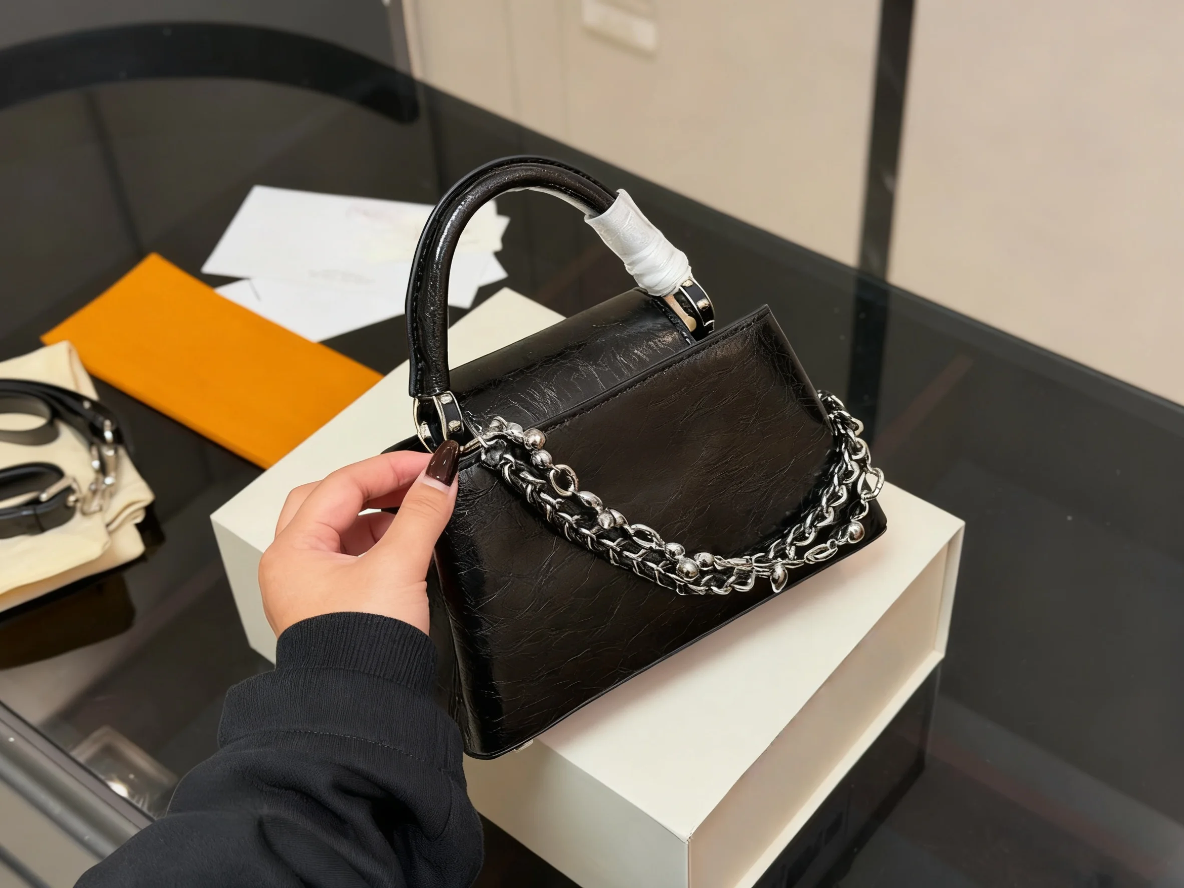 

2025 Новый РАЗМЕР: 22x12 СМ Модные универсальные сумки из кожи вишни Портативные можно носить на плече без коробок