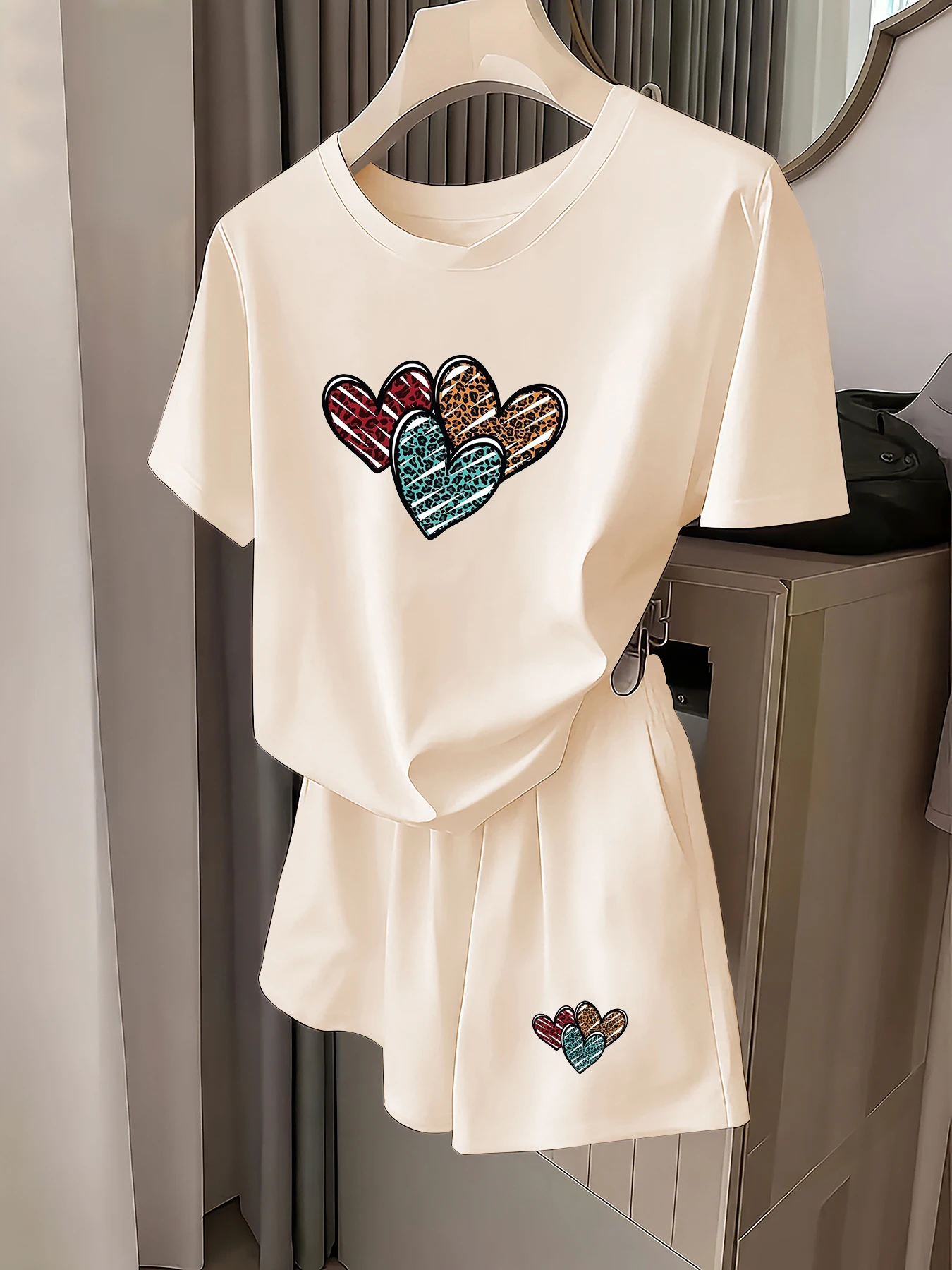 

Spring and Summer Colorful Heart-Shaped Leopard Print Set, Sweet and Youthful Short-Sleeve T-Shirt and Shorts Casual Two-Piece Set