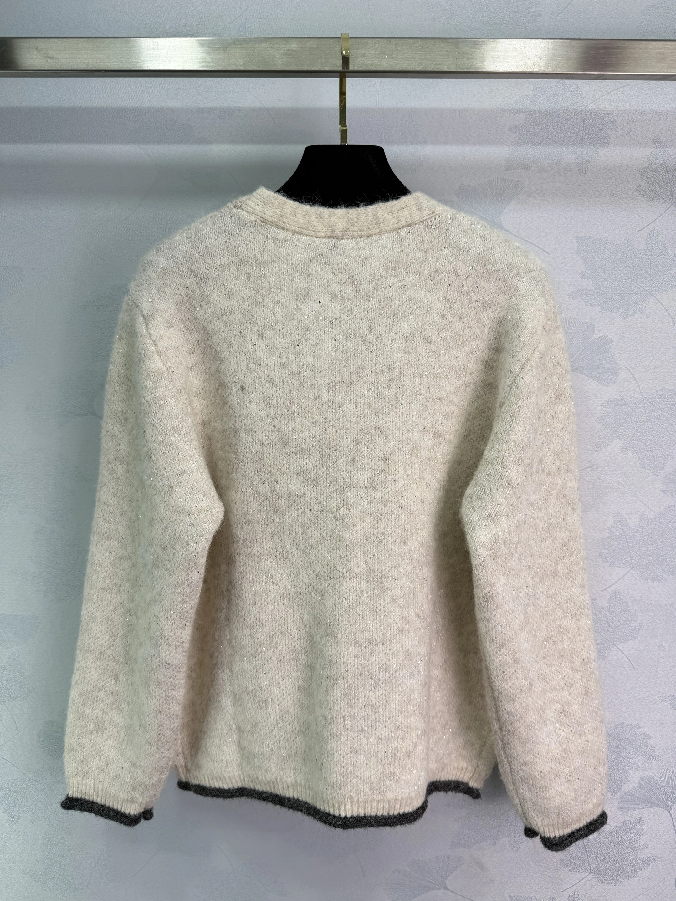 

Новый женский вязаный кардиган ранней осени 2025 года с жемчужным декором и вышивкой букв на груди, графическая футболка