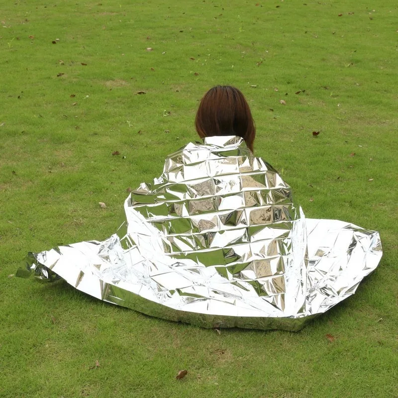 بطانية نجاة محمولة في حالات الطوارئ، مقاومة للغبار والرطوبة، مثالية للحفاظ على حرارة الجسم ودرع شمس السيارة