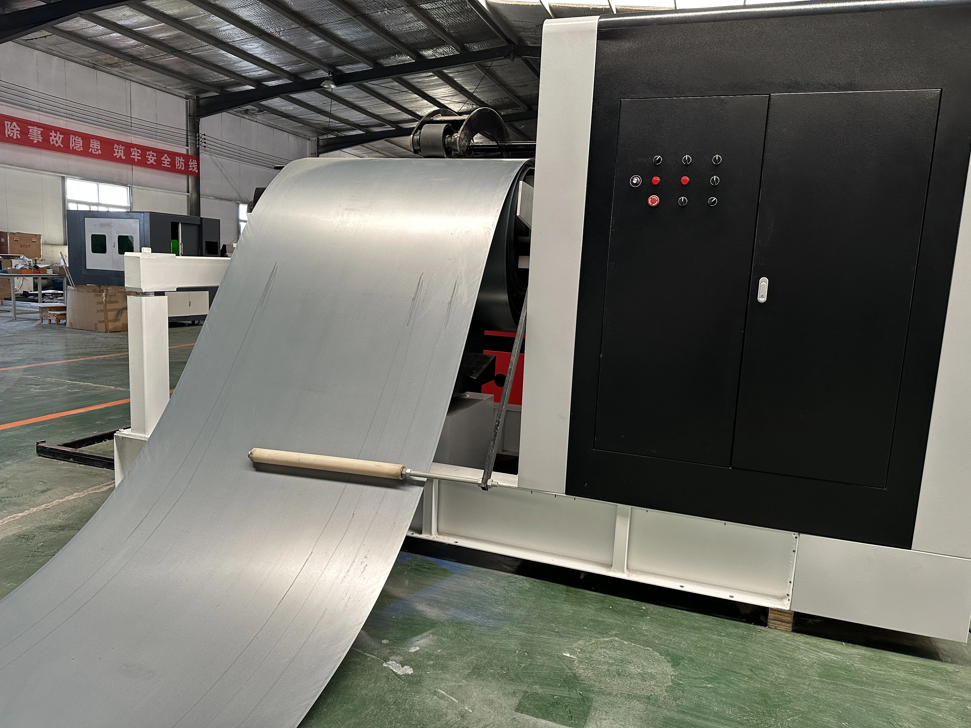 ماكينة قطع بالليزر كبيرة الحجم - مراجعة Industrial Laser Engraver For Wood وسعره