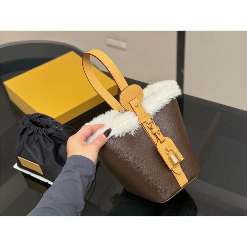 

2025 New SIZE: 18x17 CM Fashionable Versatile bags leather cherry Portable can be carried on the shoulder no boxes