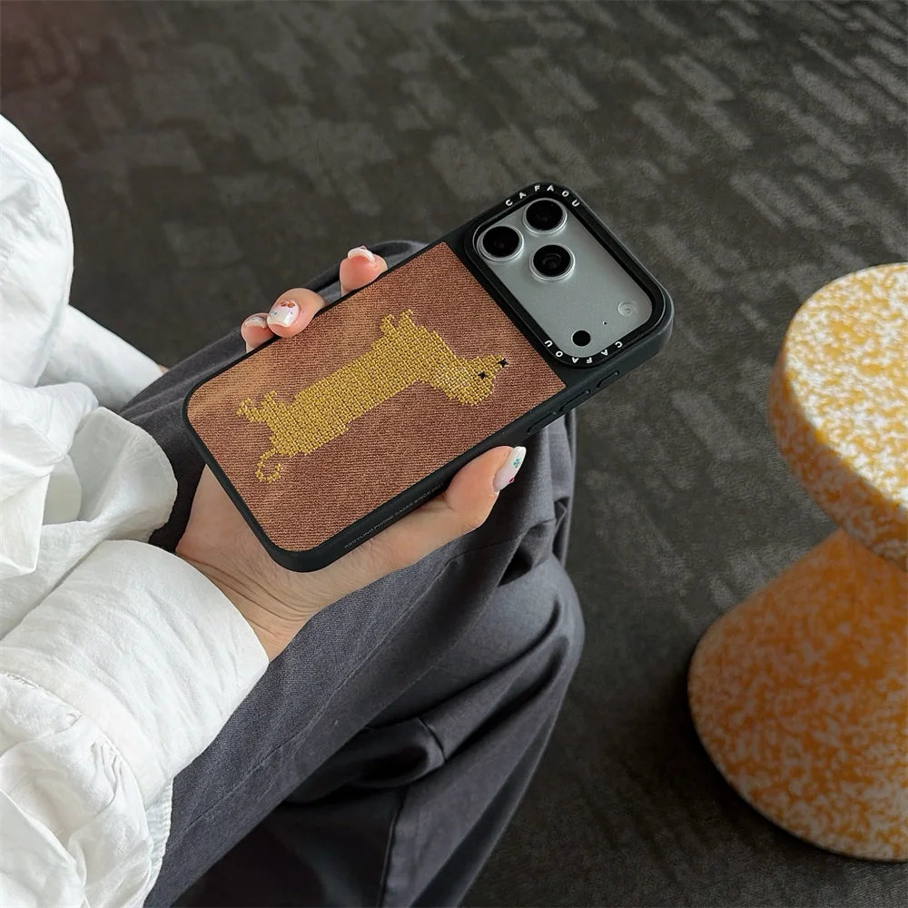 

INS style cute black border leather embroidered sausage dog suitable for iPhone 17 Pro Max15promax/16 Pro14/13 anti drop design