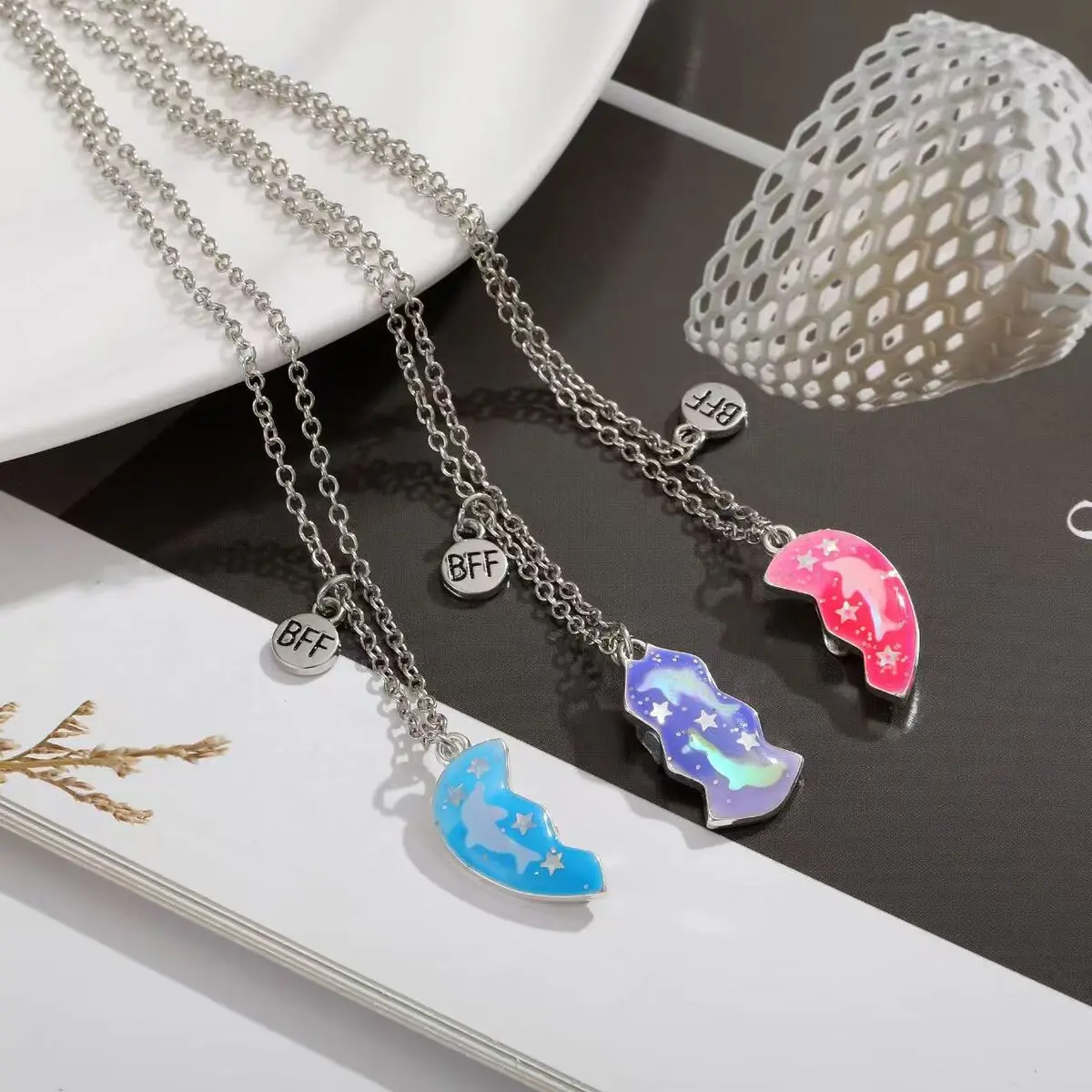 3pcs Magnetic Best Friends Pendant Necklace Stitching Heart Colorful Sequins Necklace Gift For Men Or Good Friends Or Couples