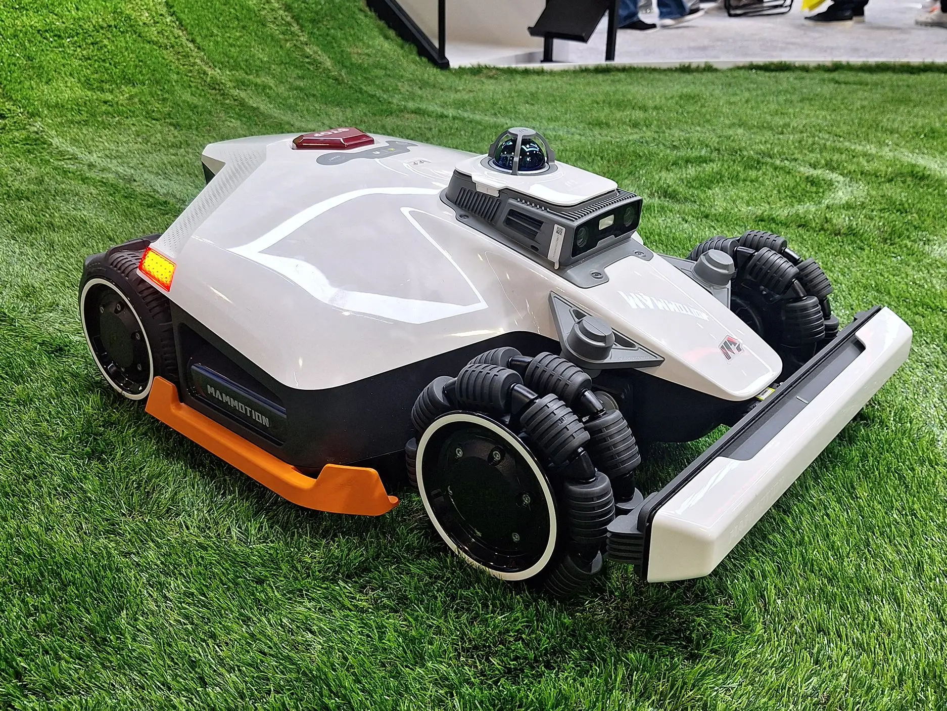 BEST SELLING NEW ORIGINAL Mammotion LUBA 3 AWD 3000, 5000 Robot Lawn Mower for 0.75 Acre, 360
