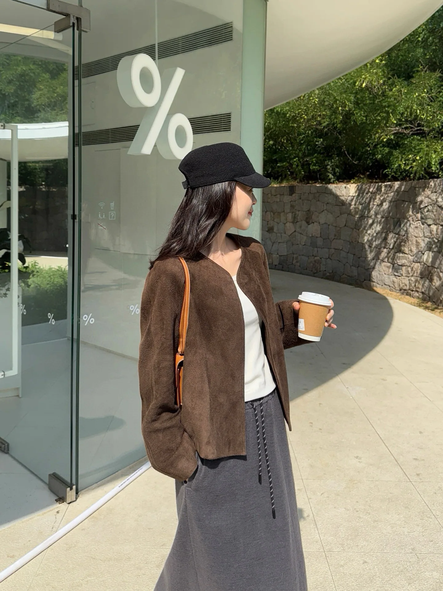 Elegante minimalistische Damen-Wildlederjacke