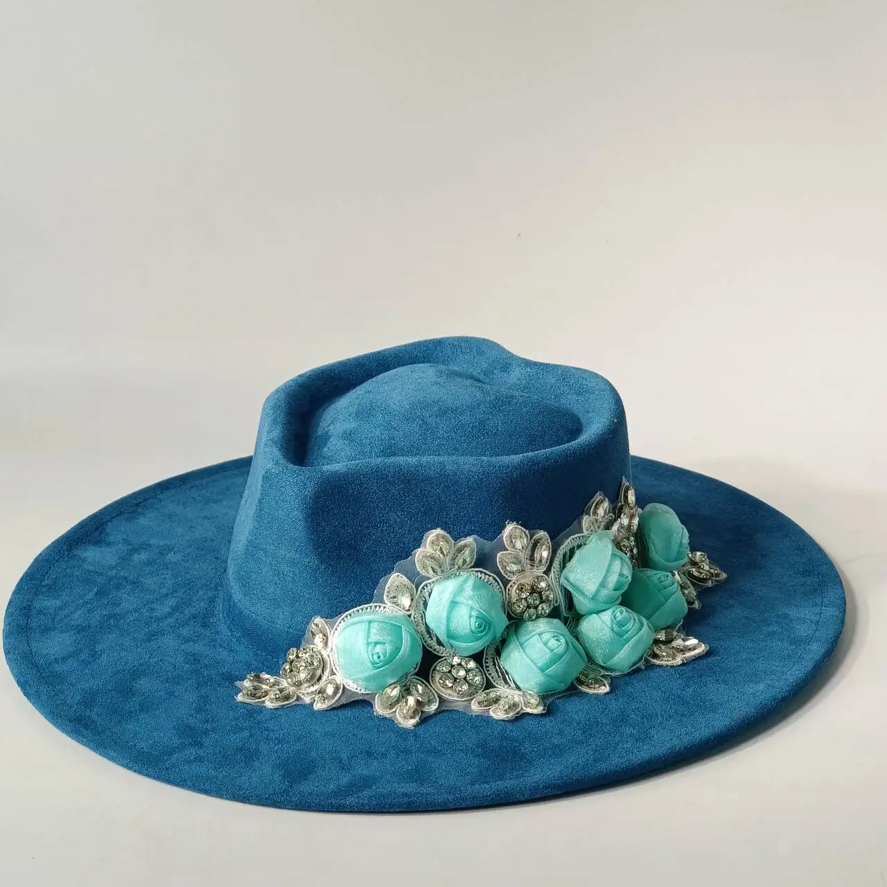 

Винтажная женская федора-панама из замши с вышитыми аппликациями в форме сердца, широкополая шляпа для осени и зимы, сомбреро-федора