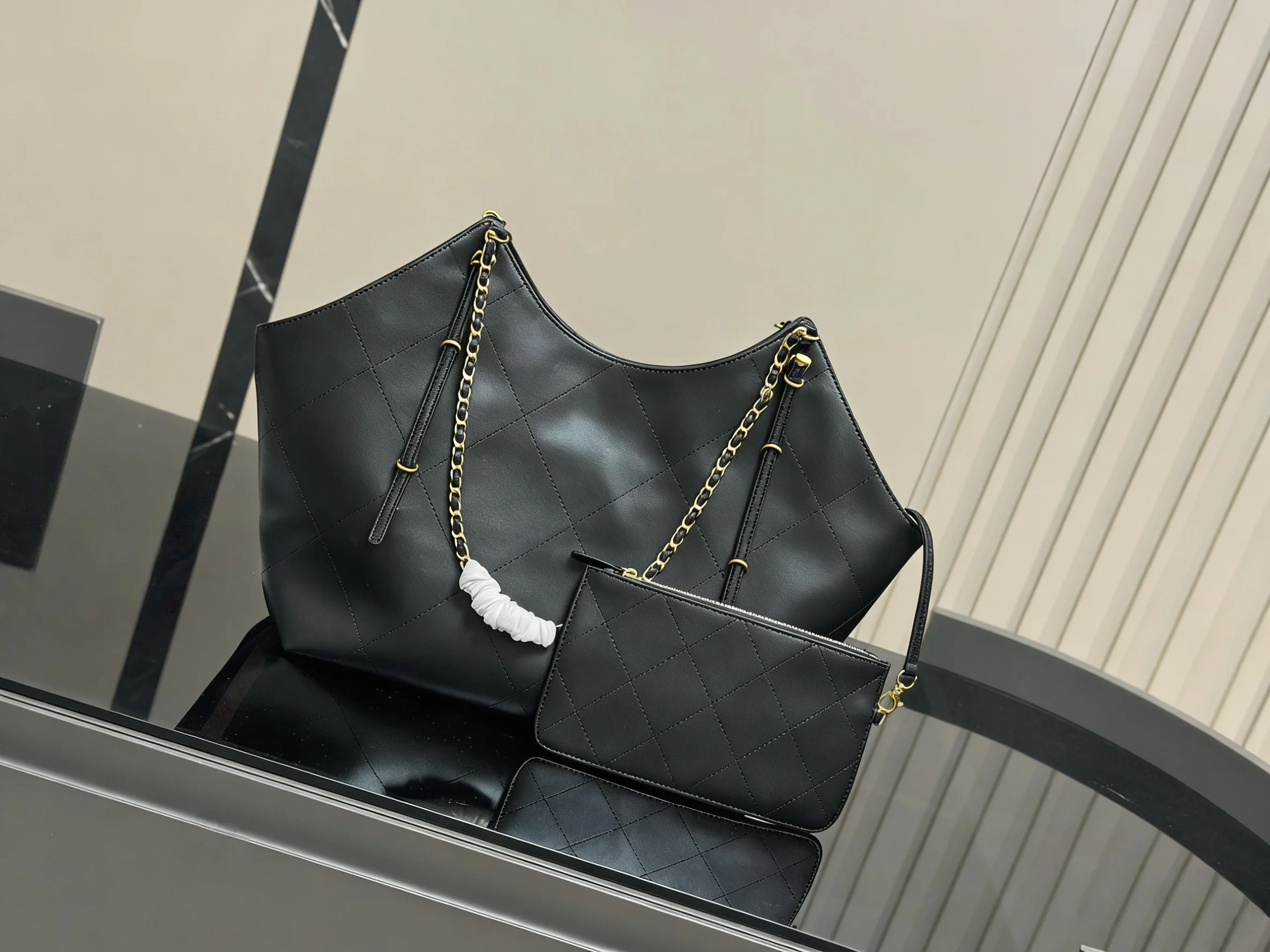 

2025 New SIZE: 31x25 CM Fashionable Versatile bags leather Portable Shoulder strap Hand-held no boxes