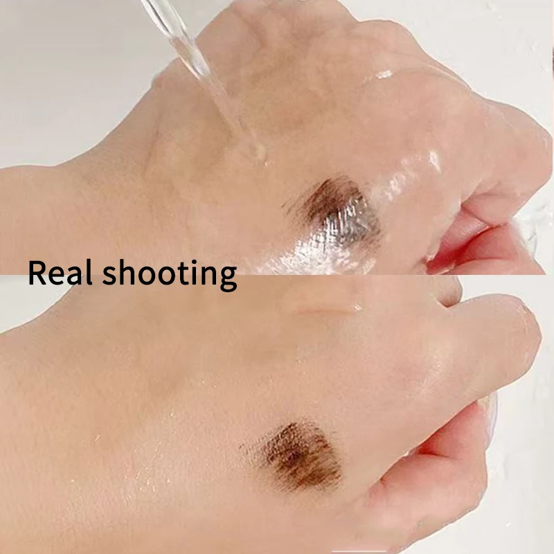 ブラック ボリューム マスカラは、ウォータープルーフで、にじみにくく、あらゆる肌タイプに適した長持ちするフォーミュラです。