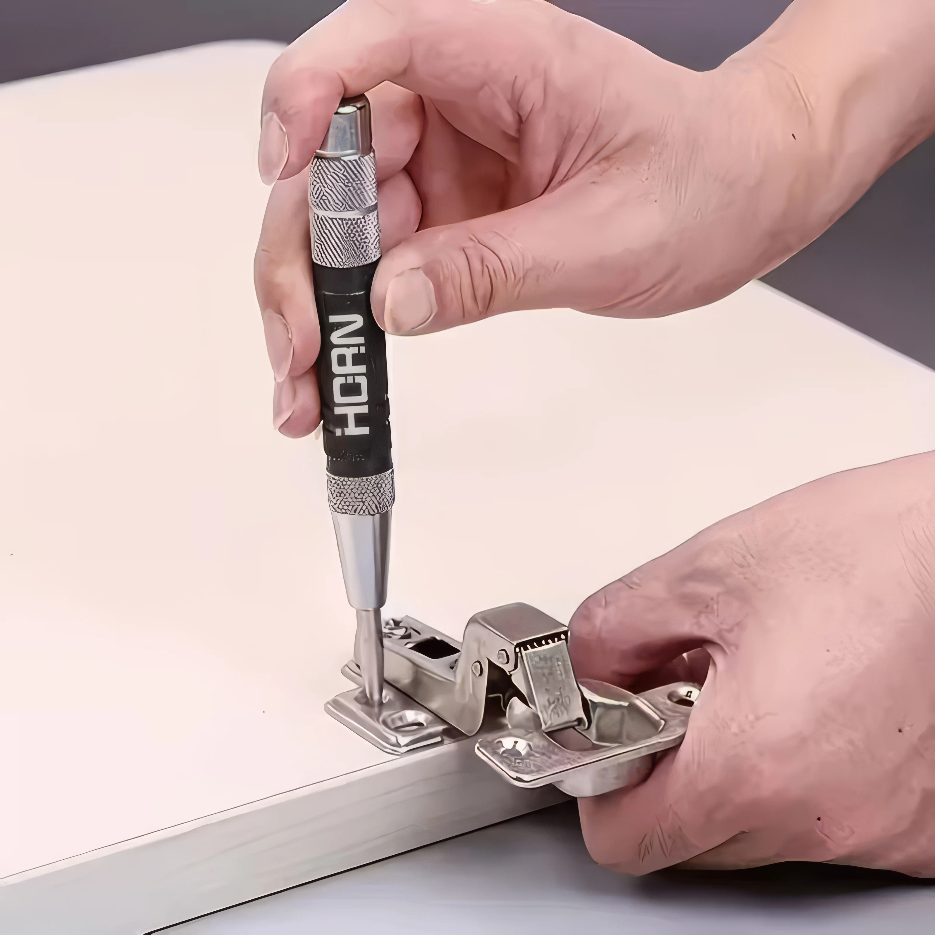 1 لكمة مركزية أوتوماتيكية فضية، قبضة مضادة للانزلاق لتحسين الاستقرار التشغيلي، مناسبة للمعادن والخشب والبلاستيك #1