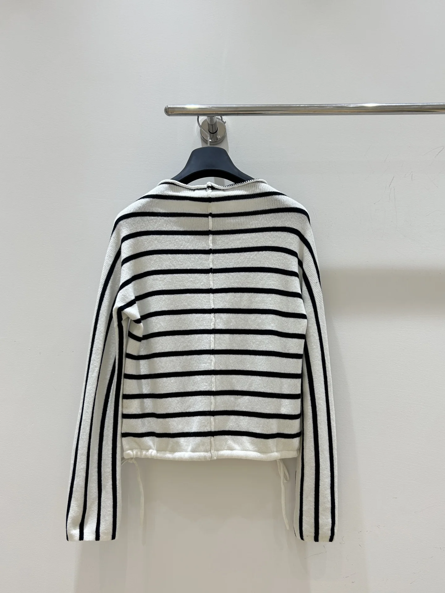 

New One-Shoulder Classic Black and White Striped Soft Comfortable and Delicate Knitwear