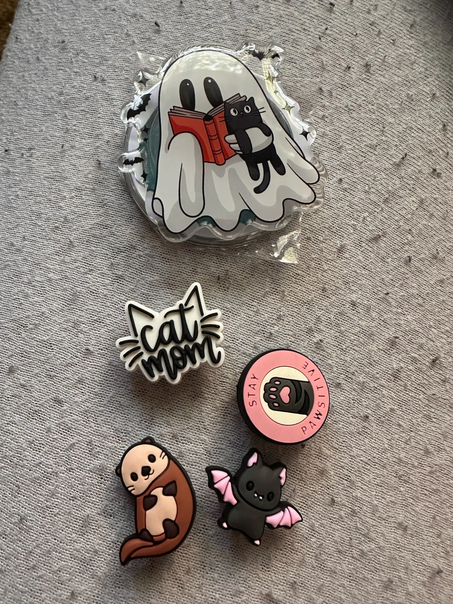 Hot Sales 1-17Pcs PVC Lovely Cats Animals DIY Boys Girls Shoes Charm Buckle Clog Fishbone Sandals Accessories photo review