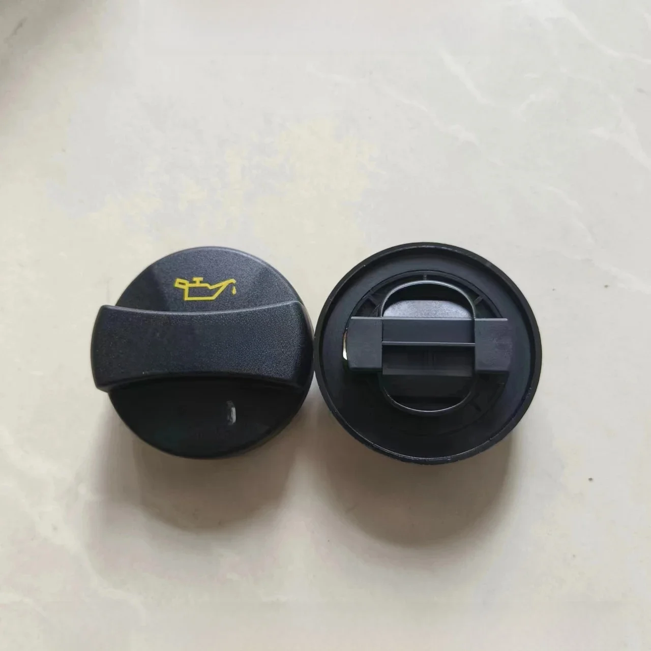 Korek wlewu oleju silnikowego do Mercedes-Benz W163 W164 W201 W202 W203 W208 W209 A 0000100301 — zdjęcie 2