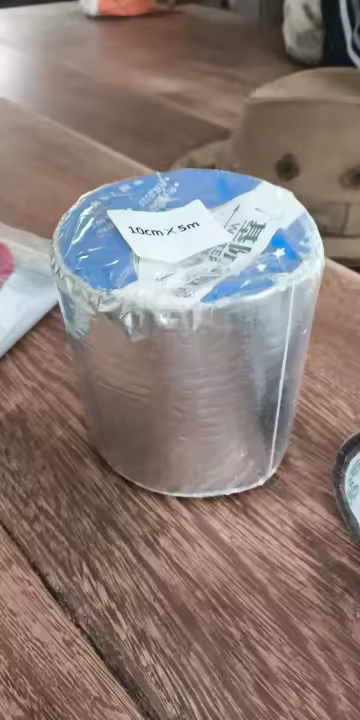 Cliente mostrando el uso de la cinta impermeable SEALFORCE™
