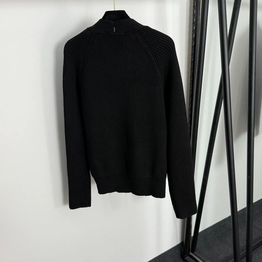 

2025 autumn and winter women's gold button V-neck long sleeved sweater knitted cardigan HL041