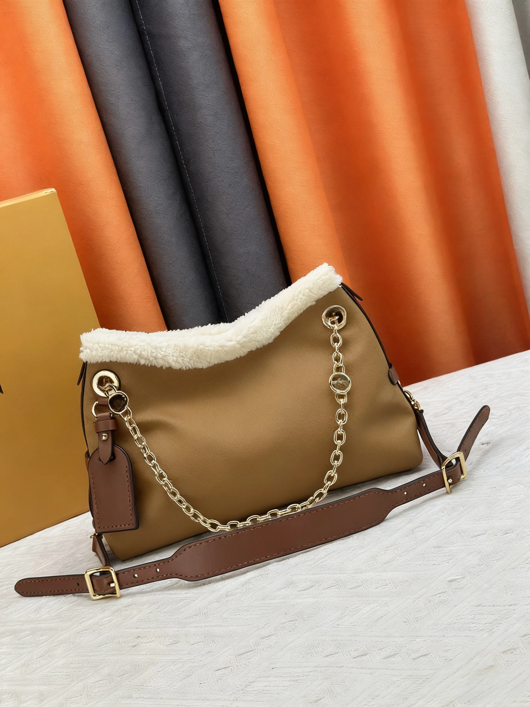 

2025 Новый РАЗМЕР: 17X10X26 СМ Модные универсальные сумки из кожи вишни Портативные можно носить на плече без коробок