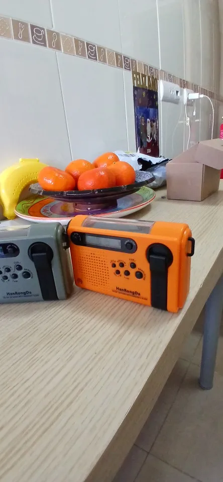 Portable Solar Hand Crank Radio 3 In 1 2000mAh Power Bank Phone Charger Flashlight Emergency Radio AM/FM/SW Weather Radios photo review