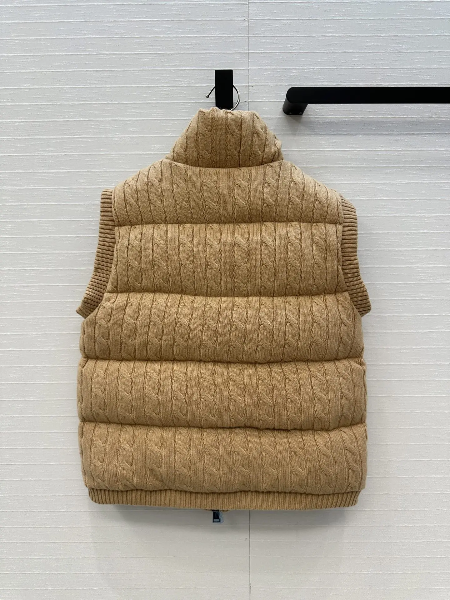 

Winter 2025 New Women's Warm Fashion Embroidered Twisted Flower Knit Down Waistcoat