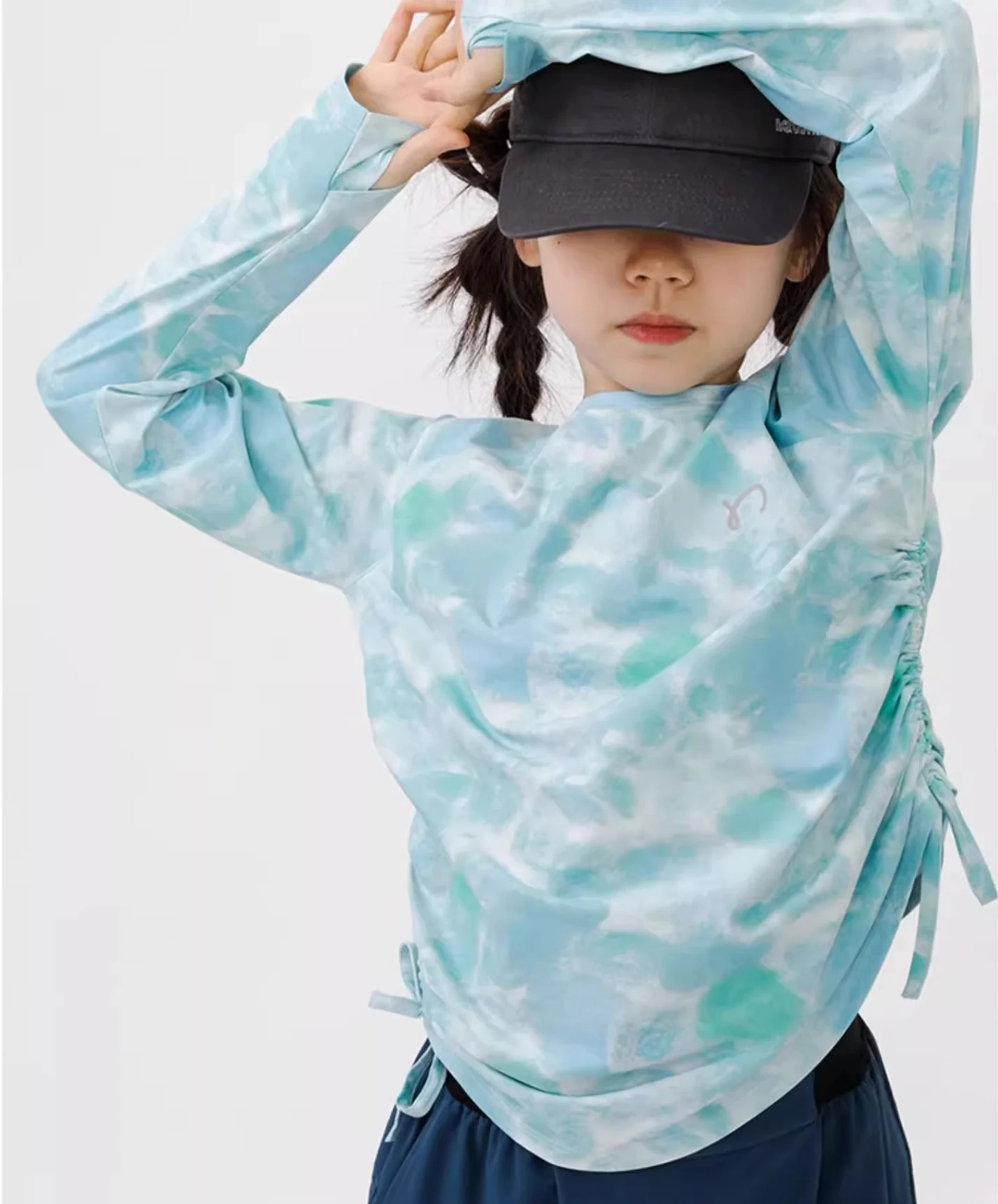 

Солнцезащитная быстросохнущая футболка с длинными рукавами и кулиской из маленькой губки (130 г)