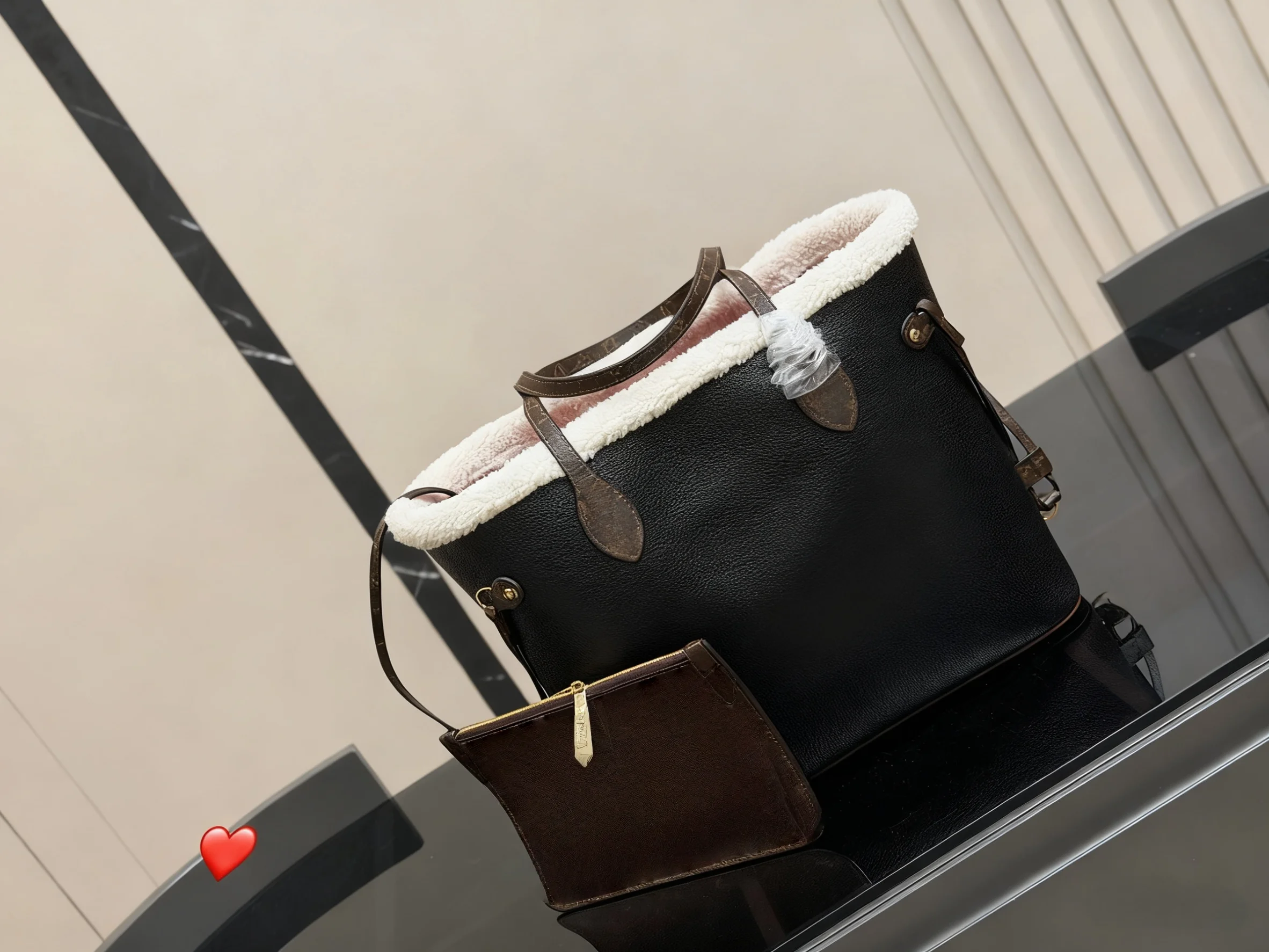 

2025 New SIZE: 32 CM Fashionable Versatile bags leather cherry Portable can be carried on the shoulder no boxes