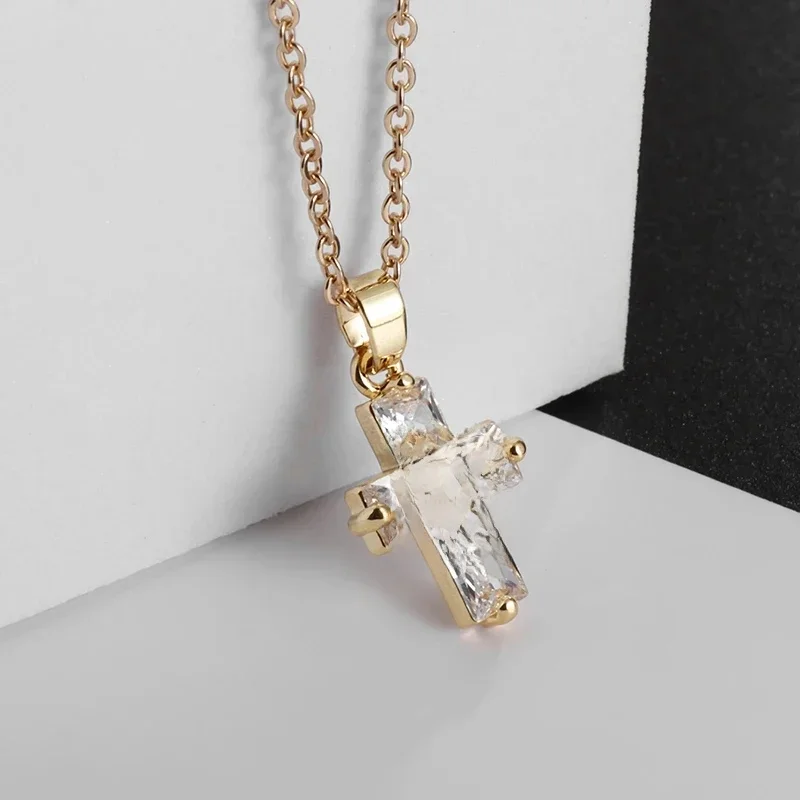Pendentif croix en cristal délicat pour femmes et filles, collier élégant, bijoux de fête de mariage, amulette catholique, cadeau