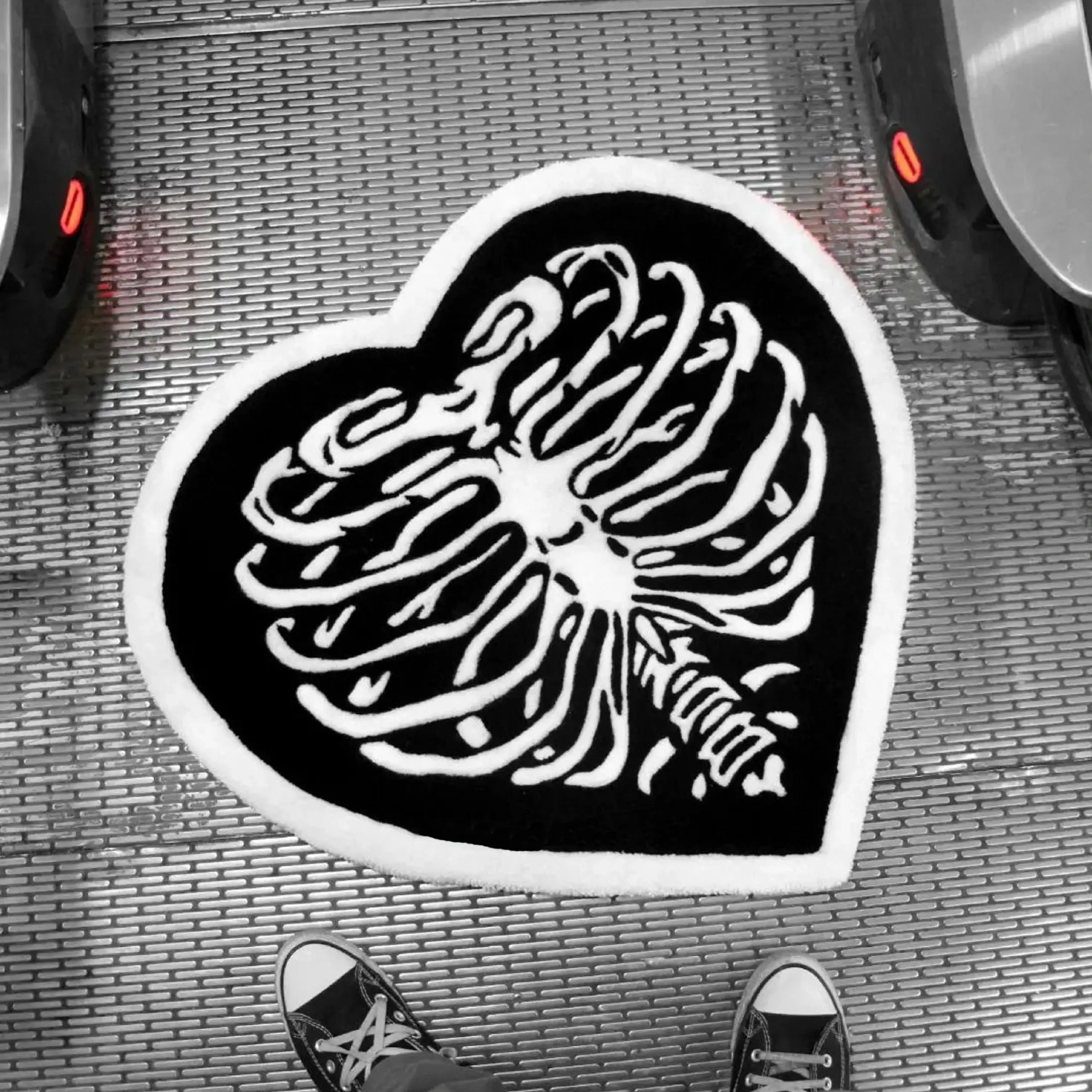 Black and White Bones Perspective Heart Shape Rug Digital Printing Technology Simple Housewarming Gift Handmade Non-Slip Carpet