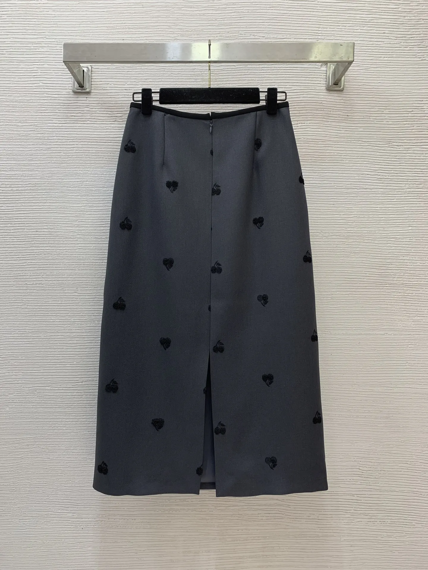 

2025 New High-end Women's Cothing Cherry Embroidery Slit Design Slim fit and Slimming Mid length skirt