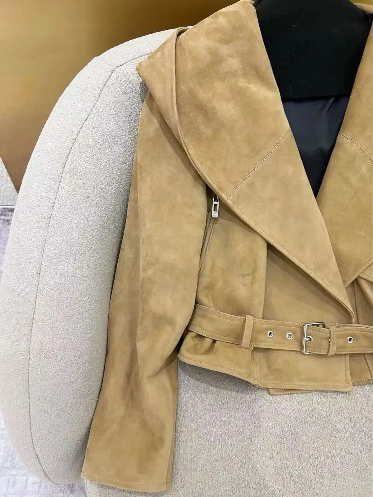 Elegante chaqueta de piel de cordero de gamuza con capucha de capa mage para mujer